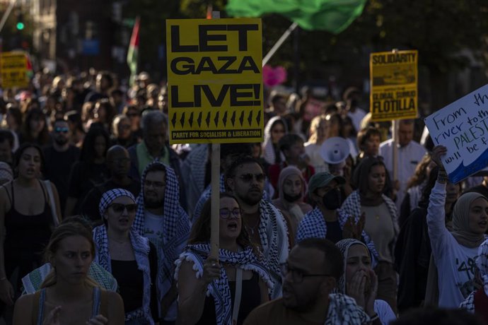 Archivo - October 4, 2025, Washington, District Of Columbia, United States: Protesters march during the ''Rise Up for Gaza'' international day of action on Capitol Hill in Washington, DC on October 4, 2025.