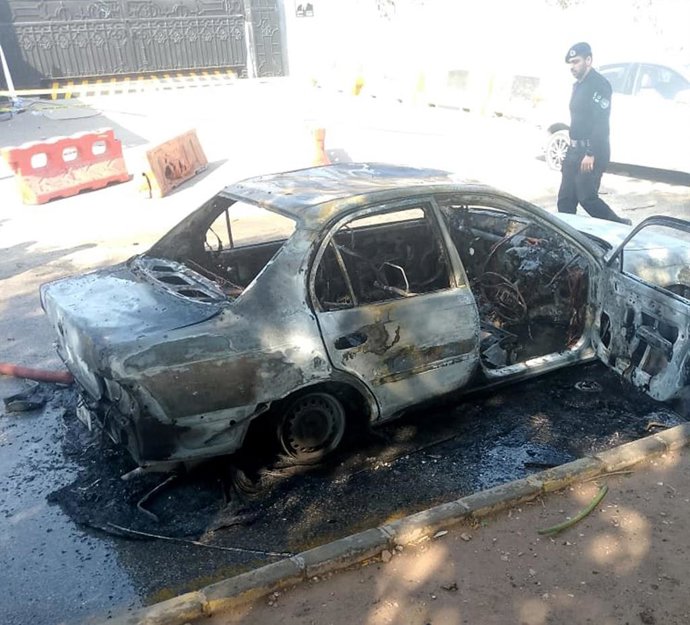 Vehículo dañado tras la explosión ocurrida en el atentado suicida cerca de un tribunal en Islamabad, Pakistán