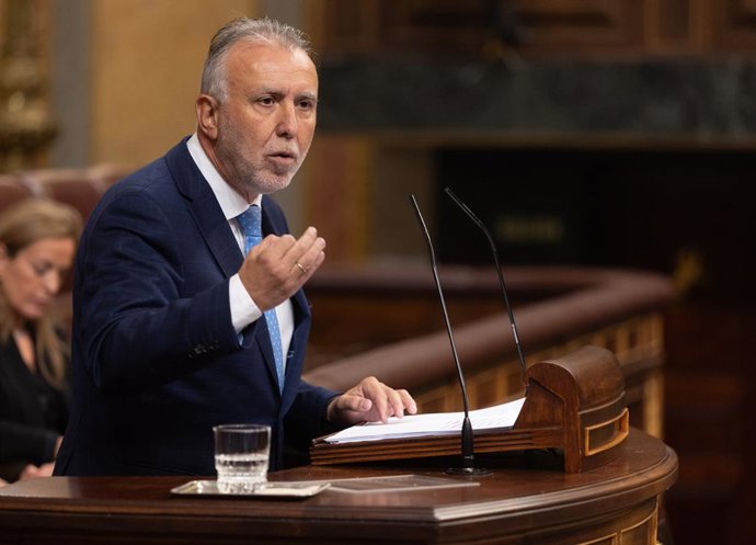O Ministro de Política Territorial e Memória Democrática, Ángel Víctor Torres, durante uma sessão de controle do governo no Congresso dos Deputados, em 22 de outubro de 2025, em Madri (Espanha). O governo está mais uma vez enfrentando questões relacionada