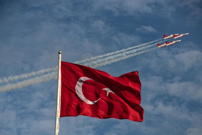 Archivo - La bandera turca ondea en el cielo del Bósforo mientras el equipo acrobático de la Fuerza Aérea Turca realiza un vuelo de exhibición