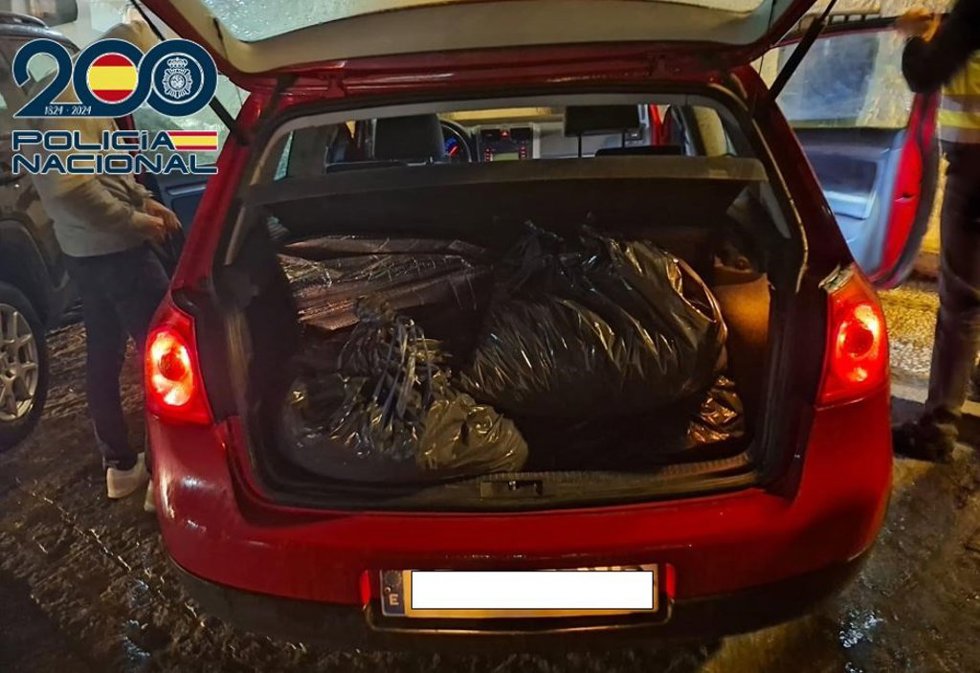 Vehículo en el que la Policía Nacional ha intervenido diez kilos de cogollos de marihuana en una operación en Granada centro