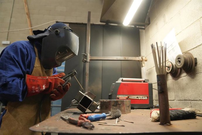 Un interno suelda una pieza metálica en el taller en el que se imparte el Certificado de Profesionalidad de Soldadura en el Centre Penitenciari de Joves, en La Roca del Vallès (Barcelona), a 28 de octubre de 2025