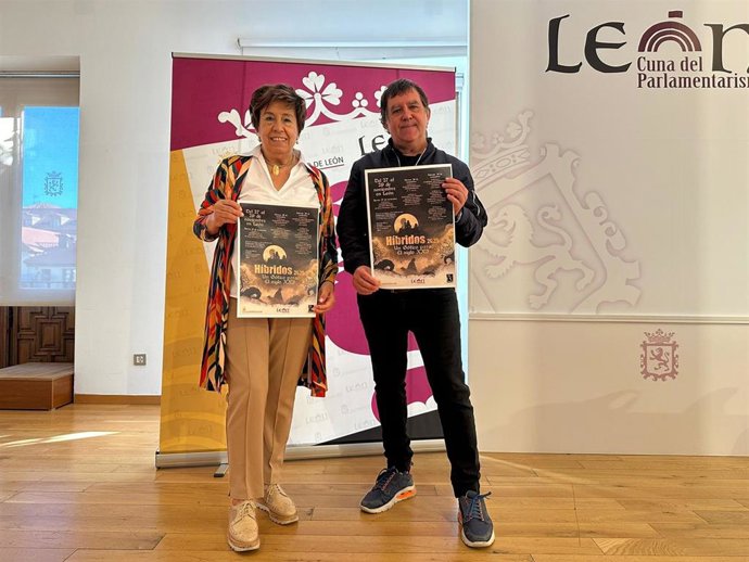 La concejala de Acción y Promoción Cultural, Elena Aguado y el director del ciclo 'Híbridos 2025', Vicente Muñoz.