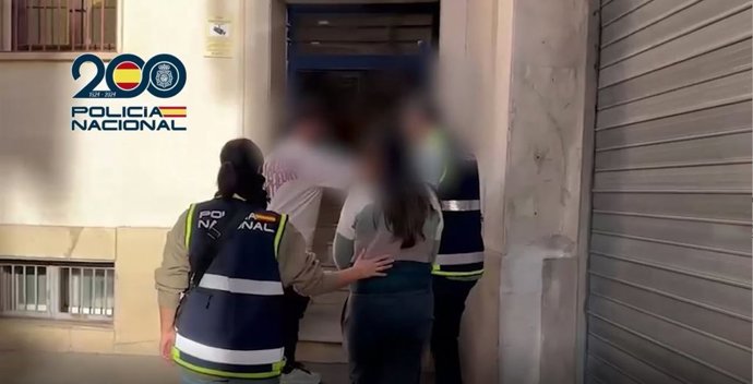 Agentes de la policía nacional han detenido el pasado viernes en la localidad murciana de Molina del Segura a una fugitiva reclamada por Chile por su pertenencia al 'Tren de Aragua', organización criminal de tráfico de drogas originaria de Venezuela.