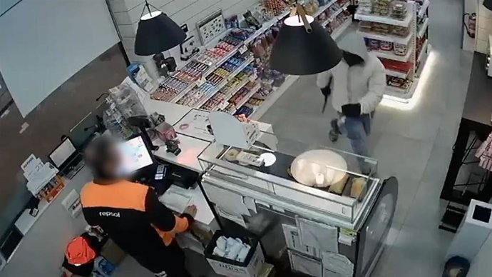 Imagen captada del momento en el que un hombre atraca la gasolinera de Algodonales.