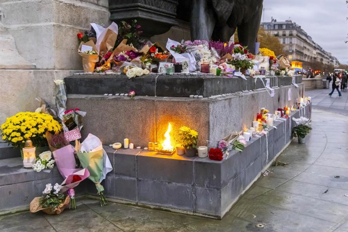 Flores y velas en la plaza de la República en recuerdo a las víctimas de los atentados de 2015 en la capital de Francia, París (archivo)