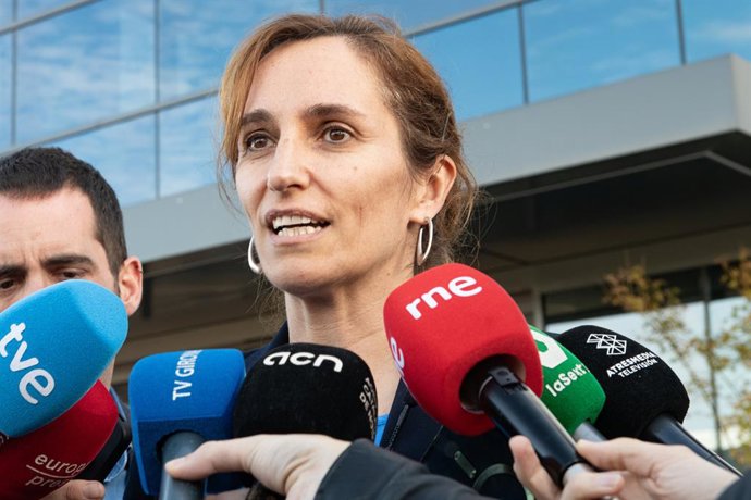 La ministra de Sanidad, Mónica García, ofrece declaraciones a los medios durante una visita a los Laboratorios HIPRA, a 7 de noviembre de 2025, en Amer, Girona, Catalunya (España). Laboratorios HIPRA es una empresa farmacéutica biotecnológica con sede en 