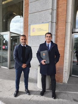 El alcalde de Barbate (Cádiz), Miguel Molina (Andalucía Por Sí), junto al segundo teniente de alcalde del Ayuntamiento, Juan Miguel Muñoz, tras una reunión en Madrid con responsables del Ministerio de Transporte.