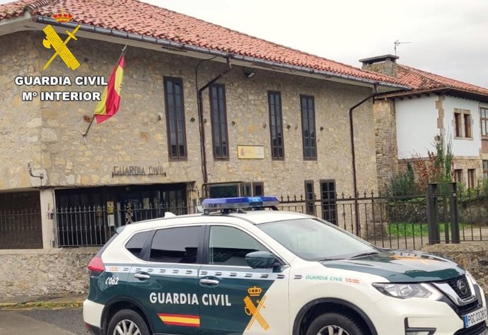 Patrulla de la Guardia Civil en el cuartelamiento de Santillana del Mar
