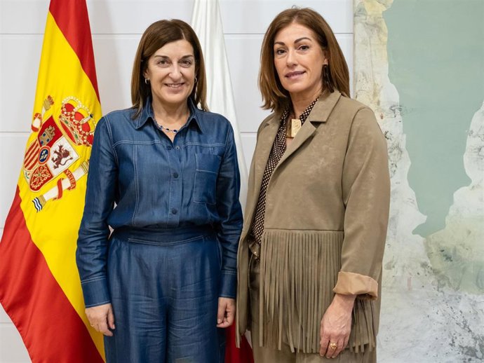 La presidenta de Cantabria, María José Sáenz de Buruaga, se reúne con la alcaldesa de Polanco, Rosa Díez