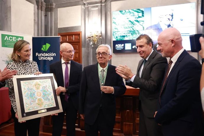 El escritor Antonio Rodríguez Almodóvar recibe el Premio de Las Letras Andaluzas en la Casa de la Provincia de Sevilla.