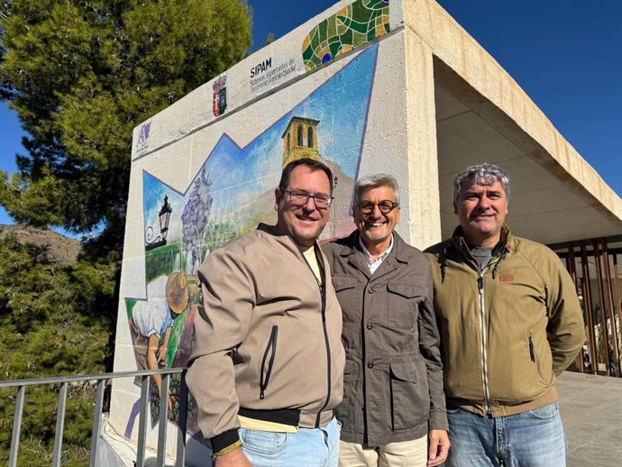El secretario general del PSOE de Málaga, Josele Aguilar, y el alcalde del municipio malagueño de Almáchar, Antonio Yuste