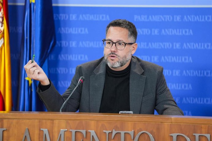 El portavoz del Grupo Mixto-AdelanteAndalucía, José Ignacio García, durante la ronda de ruedas de prensa de portavoces de los grupos parlamentarios en el Parlamento de Andalucía, a 12 de noviembre de 2025 en Sevilla (Andalucía, España). Los portavoces de 