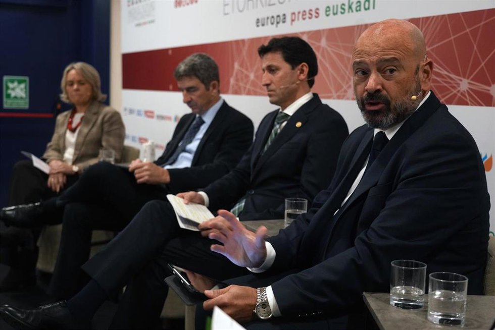 (I-D) La directora de relaciones institucionales de Eroski, Asun Bastida, el economista jefe del Grupo BBVA, Jorge Sicilia, el consejero de Hacienda, Nol d'Anjou, y el presidente de Cebek, Guillermo Buces,  durante la apertura de la jornada Euskadi ha