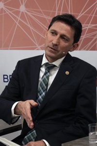 D'Anjou cree que Euskadi parte de una posición "fuerte" para su transformación por su "sólida" base industrial