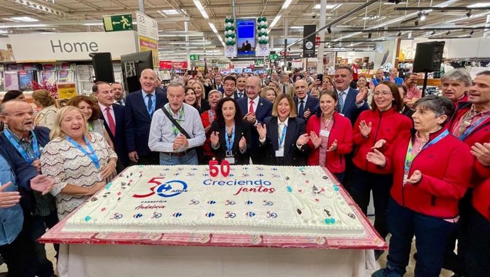 Carrefour celebra un hito en Andalucía al conmemorar 50 años de presencia en la región. La compañía inauguró su primer hipermercado en Los Patios (Málaga) en febrero de 1975.