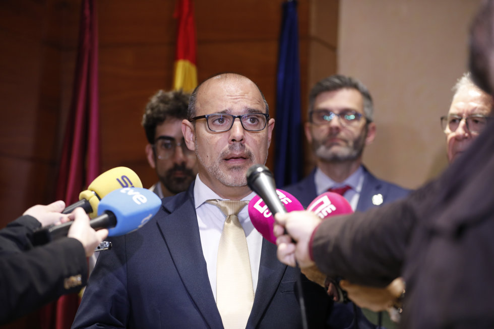 El presidente de las Cortes de C-LM, Pablo Bellido, atiende a los medios