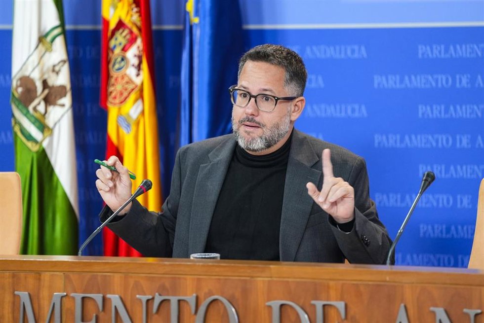 El portavoz del Grupo Mixto-AdelanteAndalucía, José Ignacio García, durante la ronda de ruedas de prensa de portavoces de los grupos parlamentarios en el Parlamento de Andalucía, a 12 de noviembre de 2025 en Sevilla (Andalucía, España). Los portavoces d