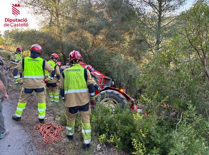Un home resulta ferit després de bolcar el tractor que conduïa i quedar atrapat a Les Useres