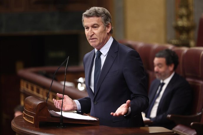 O presidente do Partido Popular, Alberto Núñez Feijóo, intervém durante uma sessão de controle do governo, no Congresso dos Deputados, em 12 de novembro de 2025, em Madri (Espanha). Sánchez compareceu ao Congresso para informar sobre os resultados da