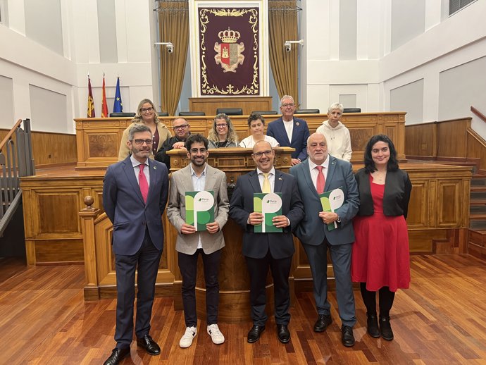 La Plataforma de personas con discapacidad intelectual de CLM traslada al presidente de las Cortes sus propuestas para una sociedad más inclusiva.