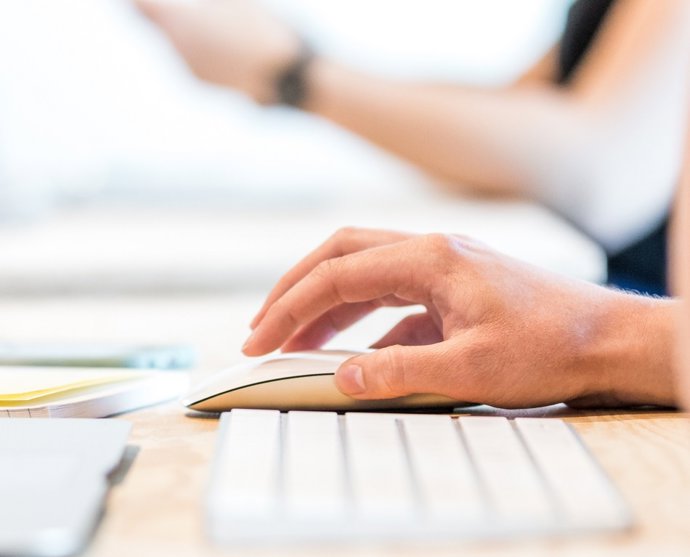 Archivo - Personas utilizando un ordenador.