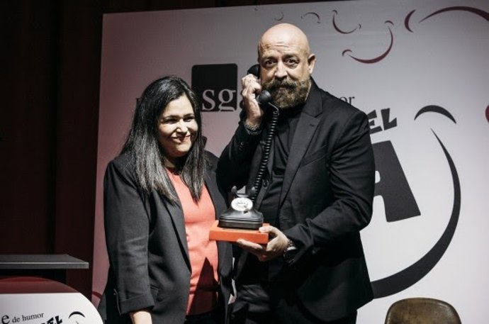 Goyo Jiménez recibe el Premio SGAE de humor Miguel Gila 2024 de manos de Manela Gila, hija de Miguel Gila