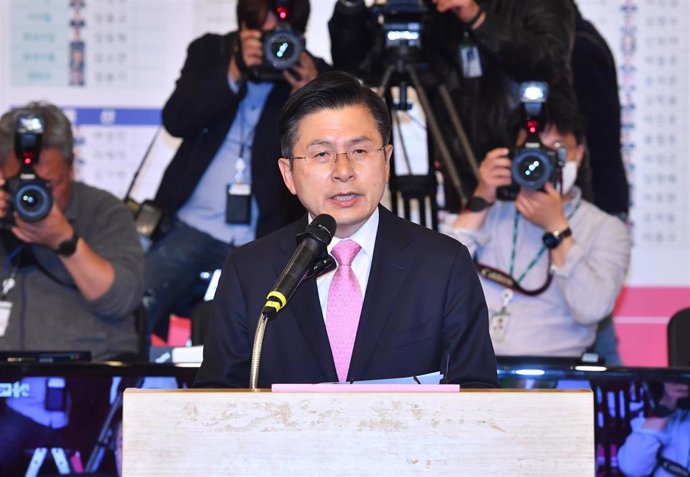 Archivo - El ex primer ministro de Corea del Sur Hwang Kyo Ahn en una intervención pública tras comicios electorales.