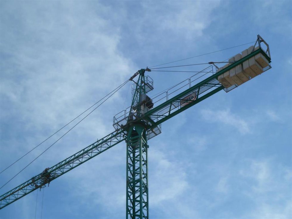 Archivo - Grua de construcción