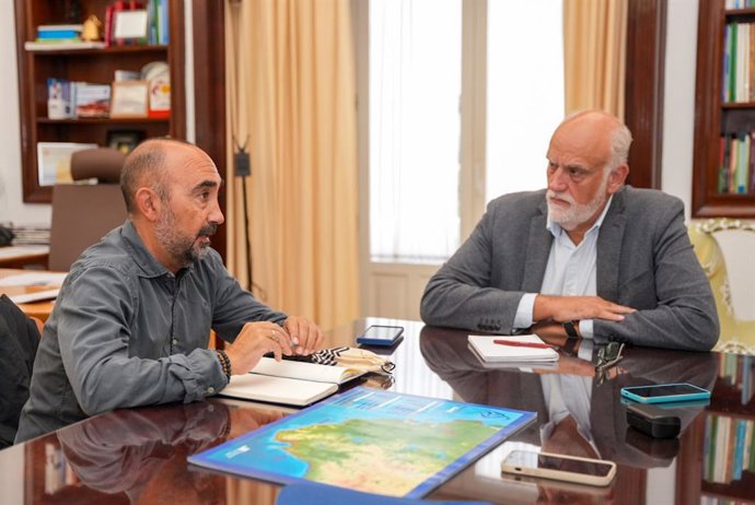 Javier Vidal con el decano de la Facultad de Ciencias del Mar y Ambientales de la Universidad de Cádiz.