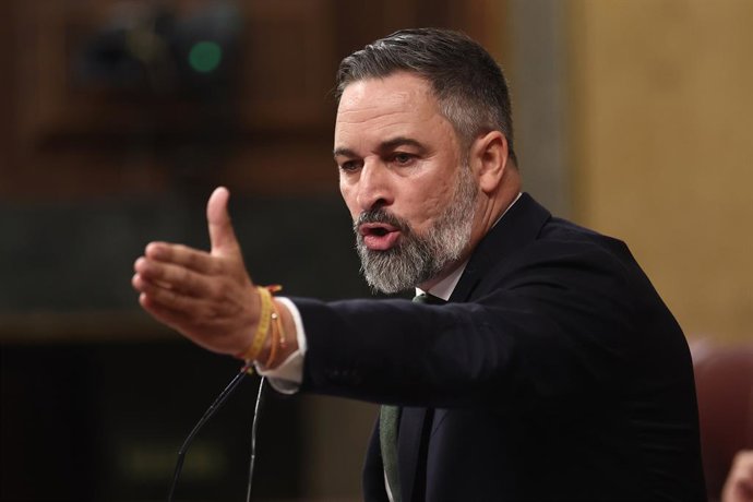 O presidente da Vox, Santiago Abascal, durante uma sessão de controle do governo, no Congresso dos Deputados, em 12 de novembro de 2025, em Madri (Espanha). Sánchez veio ao Congresso para informar sobre os resultados das últimas cúpulas internacionais.