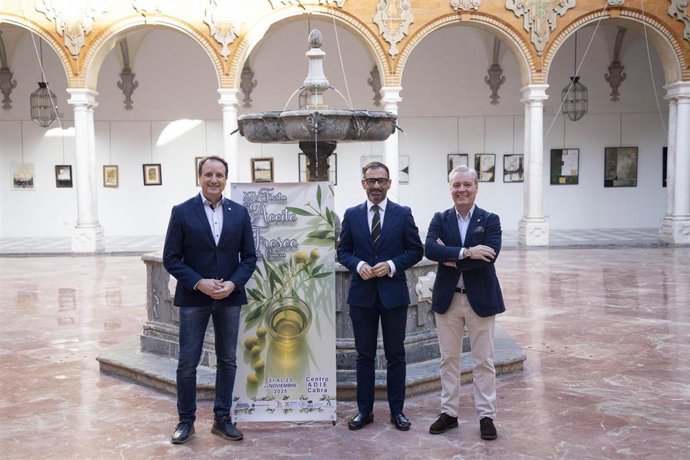 Félix Romero (centro), en la presentación del cartel de la XIV Fiesta del Aceite Fresco de Cabra.