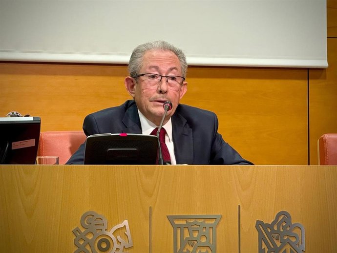 Archivo - Imagen de archivo del Síndic de Greuges, Ángel Luna, en una rueda de prensa en Les Corts