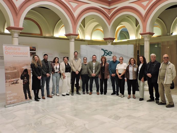 Foto de familia tras la inauguración de la exposición 'Sáhara occidental: 50 años de ocupación', en la Casa de la Provincia.