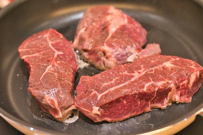 O método 3-3-2-2 de um chef e açougueiro profissional para cozinhar o bife perfeito: suculento, dourado e sem perder o ponto.