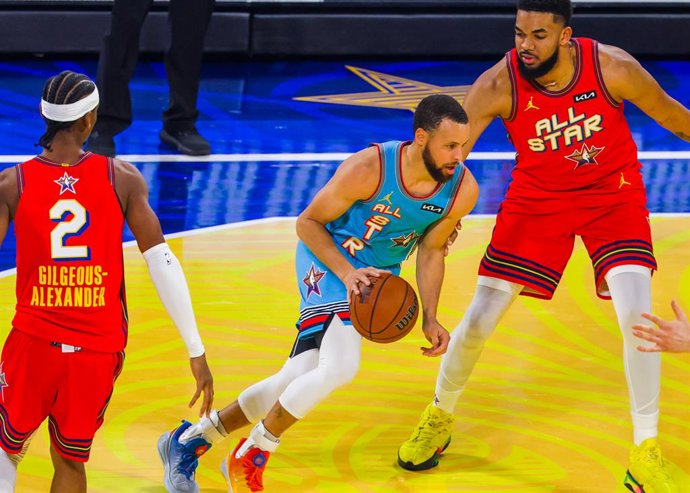 Archivo - SAN FRANCISCO, Feb. 17, 2025  -- Shaq's OGs' Stephen Curry (C) of Golden State Warriors breaks through during the 2025 NBA All Star Game between Shaq's OGs and Chuck's Global Stars in San Francisco, the United States, Feb. 16, 2025.