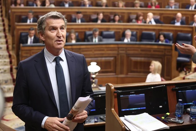 O presidente do Partido Popular, Alberto Núñez Feijóo, durante uma sessão de controle do governo, no Congresso dos Deputados, em 12 de novembro de 2025, em Madri (Espanha). Sánchez compareceu ao Congresso para informar sobre os resultados das últimas elei