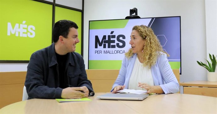 Payeras y Perelló, en la sede de los ecosoberanistas.