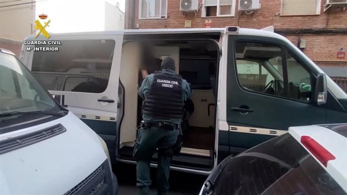 La Guardia Civil esclarece seis delitos de robo con fuerza en establecimientos comerciales de Daimiel.