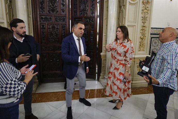 El presidente de la Diputación, Francis Rodríguez, se levanta y abandona la reunión de la Mesa del Aeropuerto