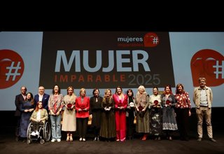 La presidenta de la Diputación, Almudena Martínez, preside la foto con los galardonados en la Gala del X Aniversario de la asociación Red Profesional Mujeres Imparables.