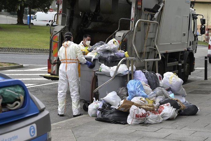 Archivo - Operativo de limpieza durante una emergencia sanitaria por la basura acumulada, a 25 de julio de 2024, en A Coruña, Galicia (España). El Ayuntamiento de A Coruña ha firmado el decreto que declara la emergencia sanitaria en la ciudad, después de 