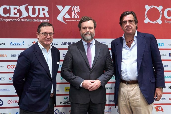 El presidente de Atenea, Iván Espinosa de los Monteros, en el centro de la imagen, con motivo de su intervención en Cesur.