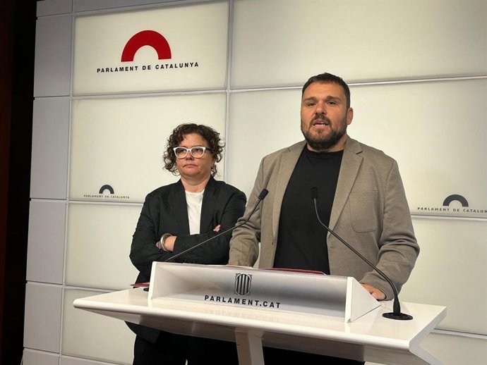 El diputado de los Comuns en el Parlament Andrés García Berrio con la miembro de la ejecutiva en Mataró (Barcelona) Noe Ayguasenosa