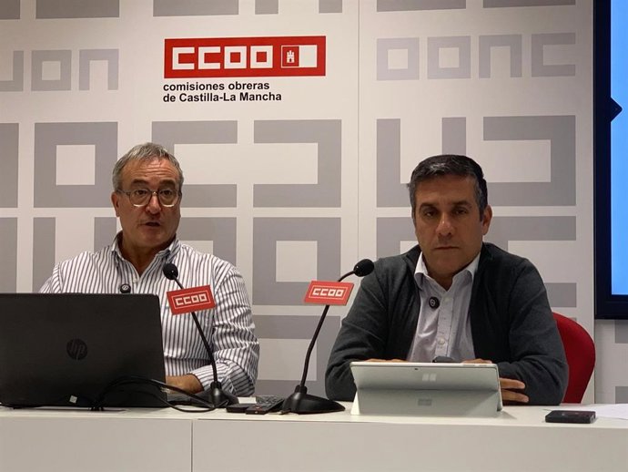 El secretario general de CCOO CLM, Javier Ortega, y el secretario de acción sindical de CCOO CLM, Ángel León, en rueda de prensa en Toledo