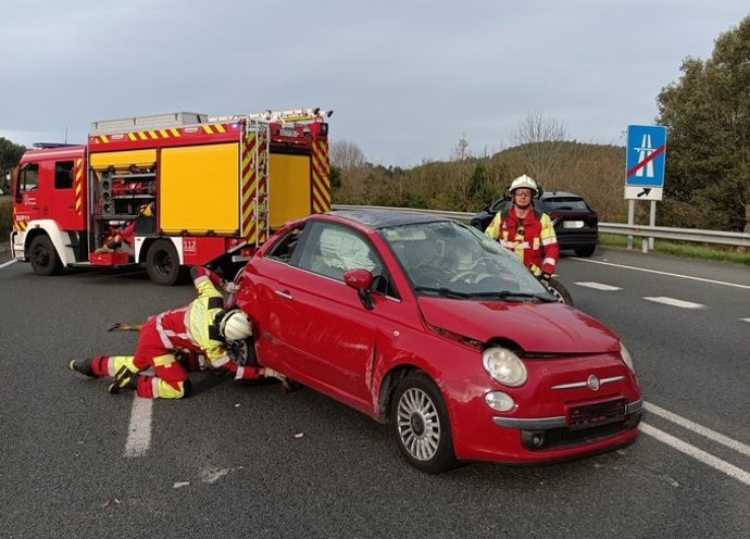 Herida leve tras una salida de la vía en la A-8 en Hazas de Cesto