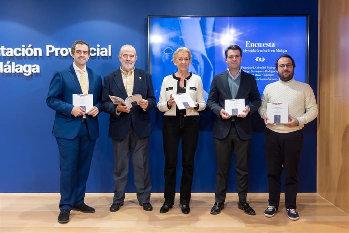 La vicepresidenta de la Diputación de Málaga, María Francisca Caracuel, y el presidente de la Agrupación de Cofradías, José Carlos Garín, junto a tres de los cuatro autores del informe: Francisco J. Cristófol, Diego Barraquero y Daniel Marín.
