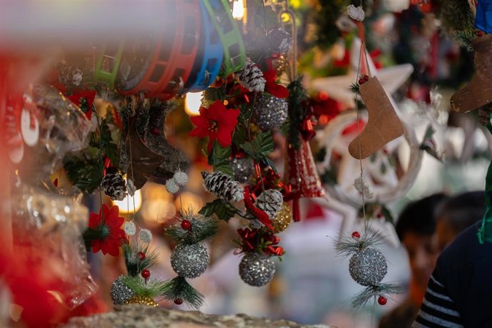 Archivo - Decoración navideña en la Fira de Santa Llúcia de Barcelona, en una imagen de archivo.