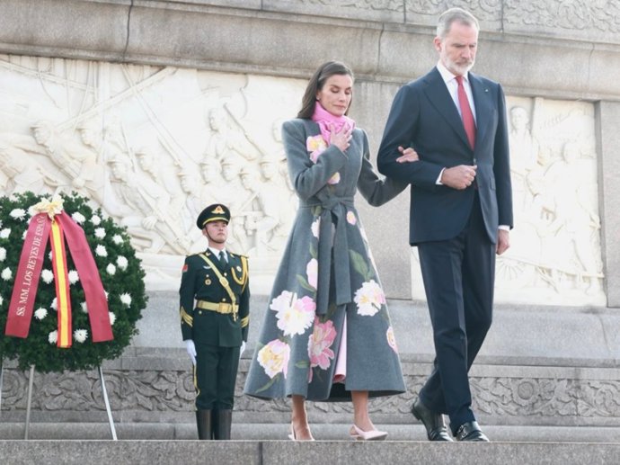 Los Reyes Felipe y Letizia, durante la ofrenda floral en su visita a Pekin