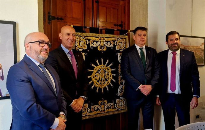El alcalde de León, José Antonio Diez (segundo por la izquierda), junto a representantes de las agrupaciones musicales Virgen de los Reyes de Sevilla y del Dulce Nombre de Jesús Nazareno.